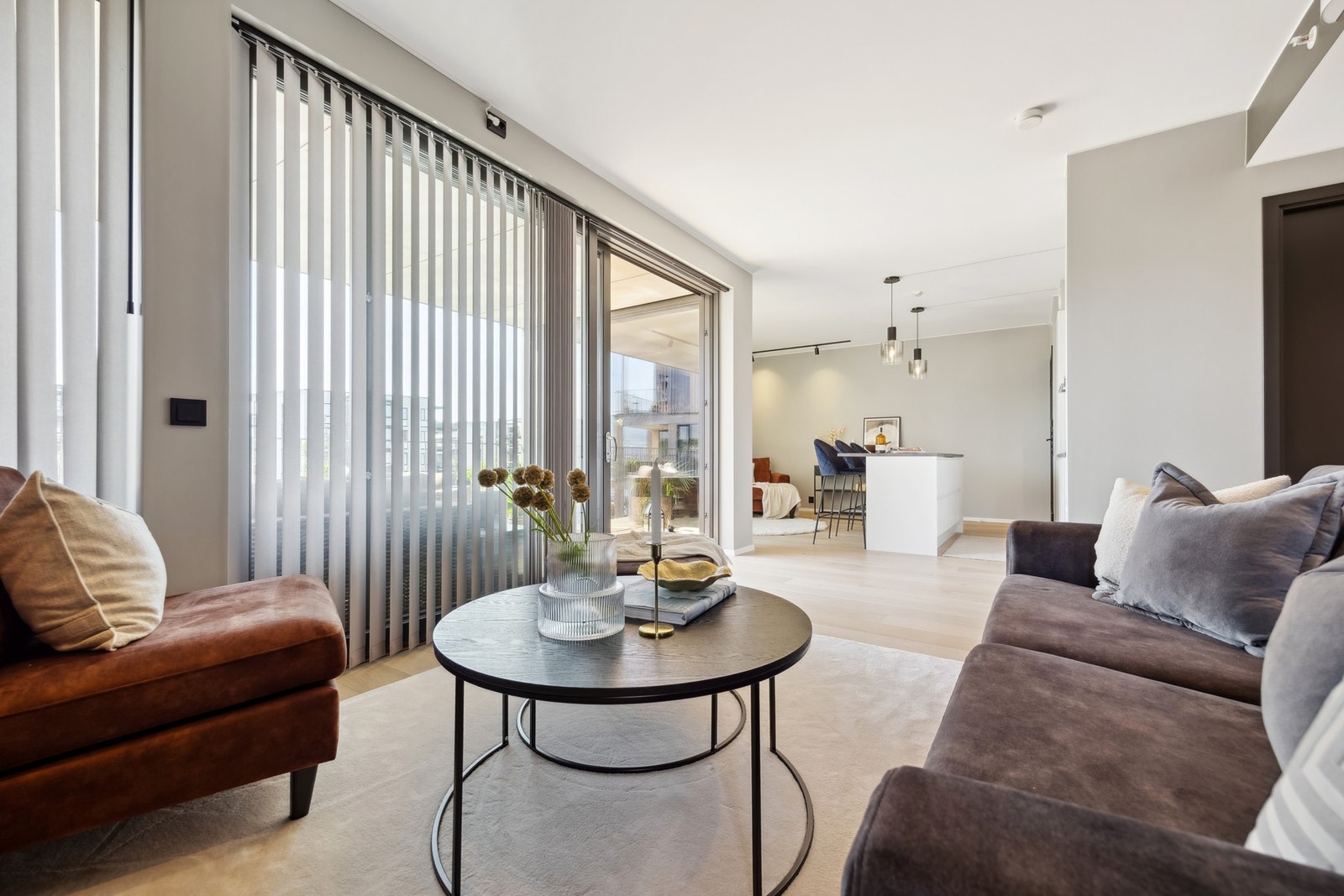 Det er praktisk planløsning med god soneinndeling, hvor den åpne kjøkken- og stueløsningen skaper et lyst og sosialt oppholdsrom. Galleribilde