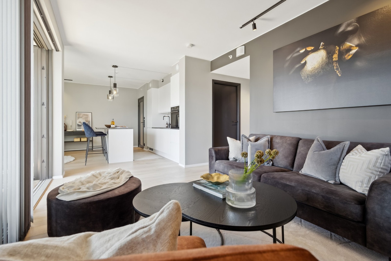 Leiligheten ble ferdigstilt i oktober 2023, og preges av en gjennomgående høy standard både i materialvalg og smarte løsninger. Galleribilde