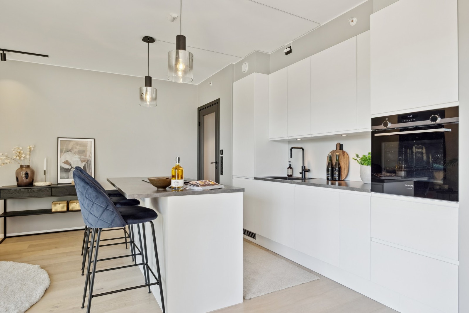 Kjøkkenet er levert av JKE Design, og fremstår både stilrent og funksjonelt. Her finner du integrerte hvitevarer, praktisk kjøkkenøy og god lagringsplass, alt tilpasset en moderne livsstil. Galleribilde