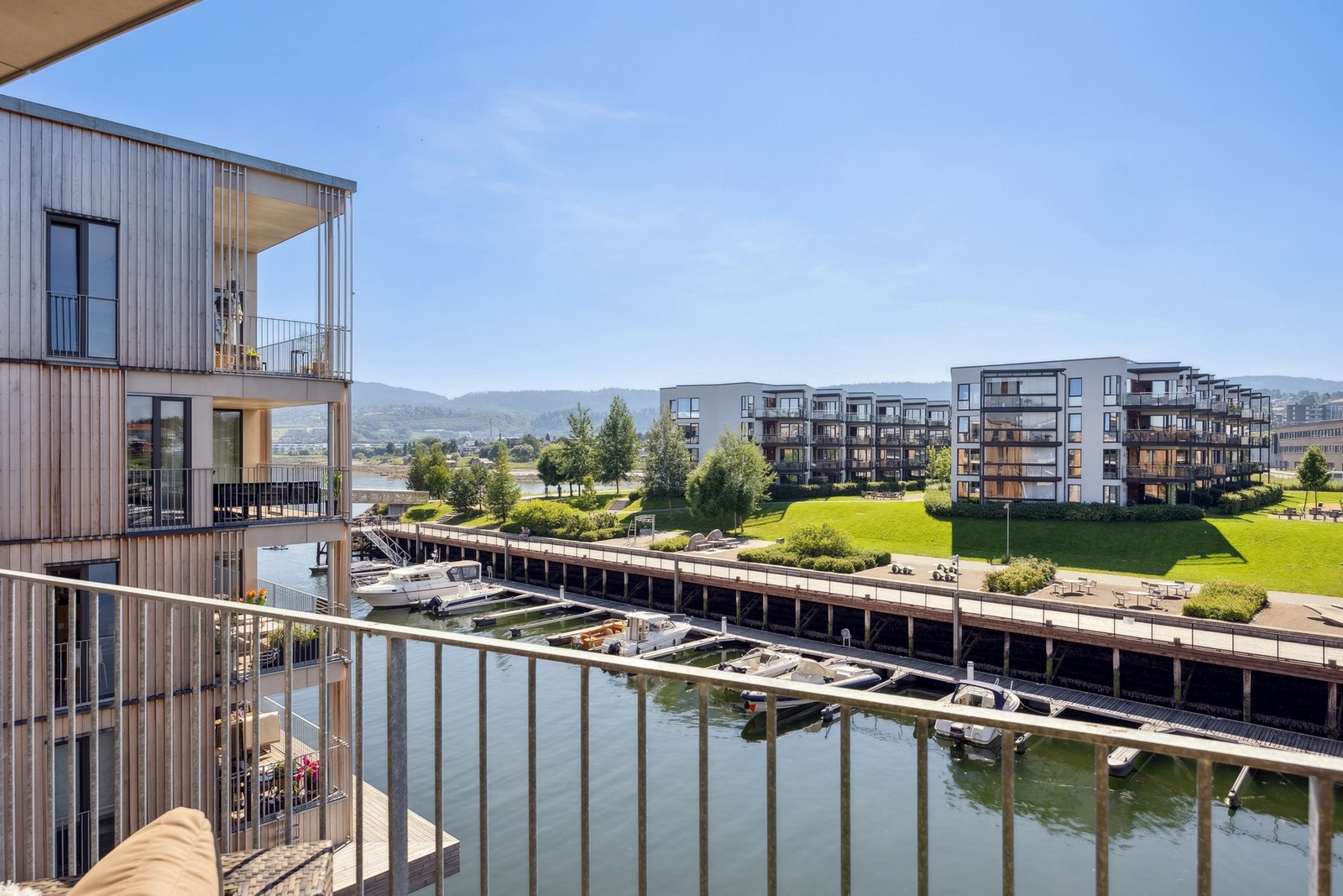 Her kan du nyte spektakulær utsikt over kanalen og det maritime miljøet i Grilstad Marina. Galleribilde