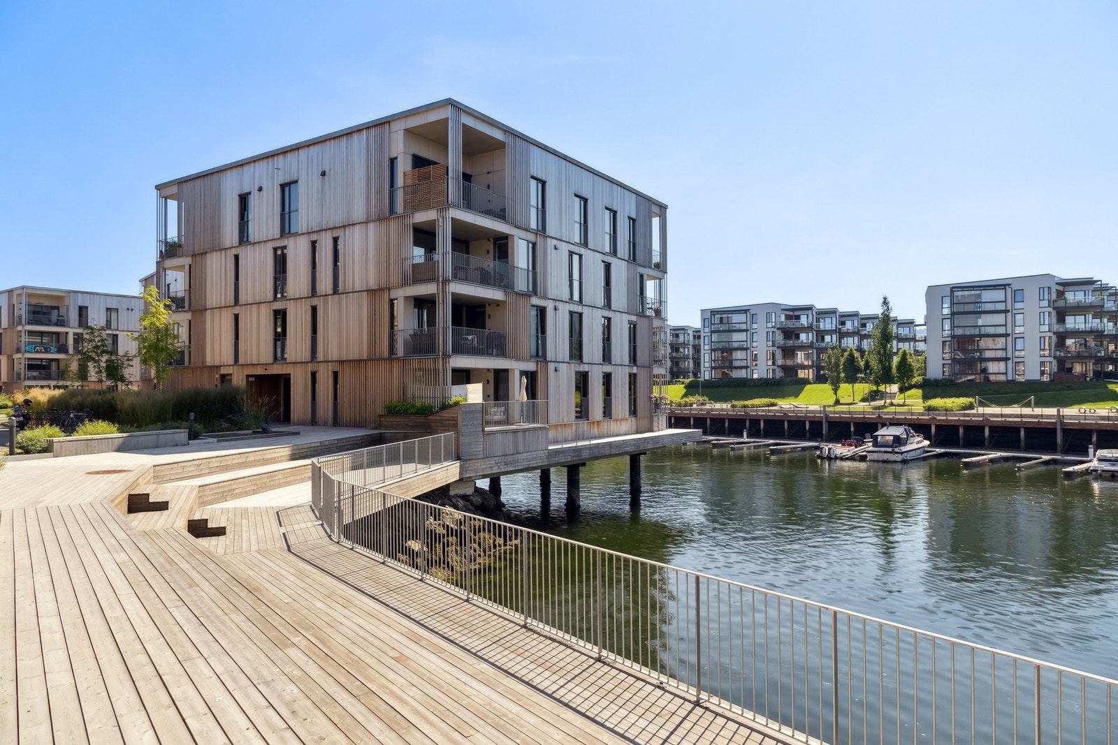 Leiligheten disponerer egen parkeringsplass med el-billader, samt en bod i oppvarmet kjeller. Galleribilde