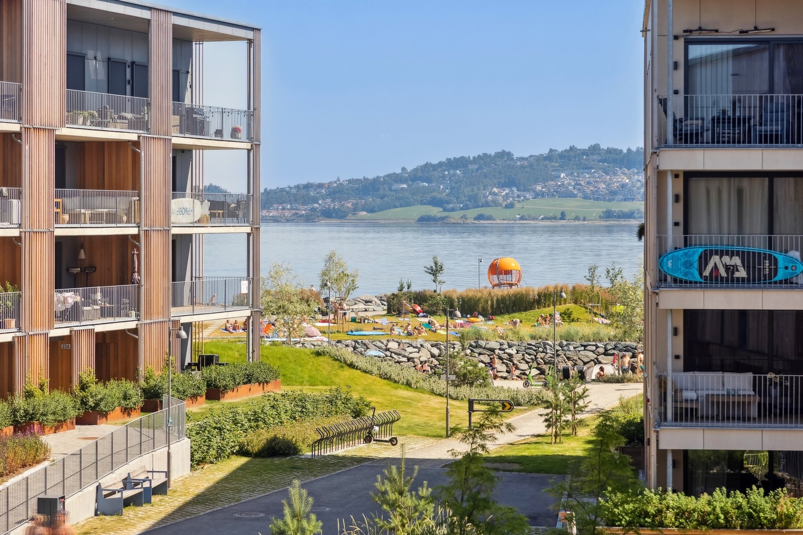 Her har du kort avstand til badestrand, flotte turstier, matbutikker, kollektivtransport og et bredt utvalg av servicetilbud. Galleribilde