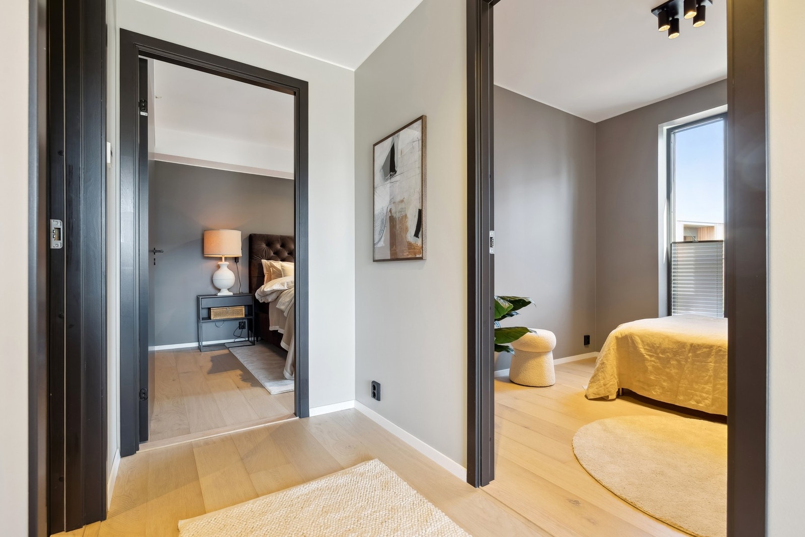 Leiligheten har to romslige soverom, begge med godt lysinnslipp og franske balkonger. Galleribilde