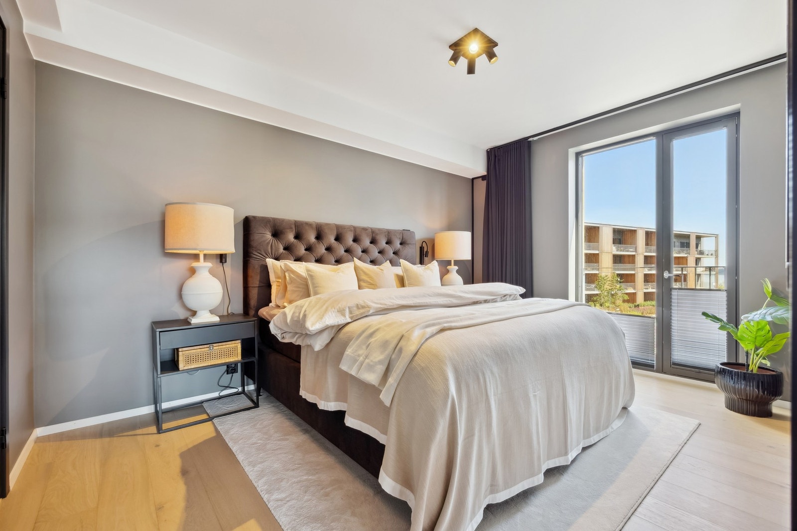 Hovedsoverommet på 12,5 m² har plass til dobbeltseng og en praktisk garderobeløsning. Galleribilde