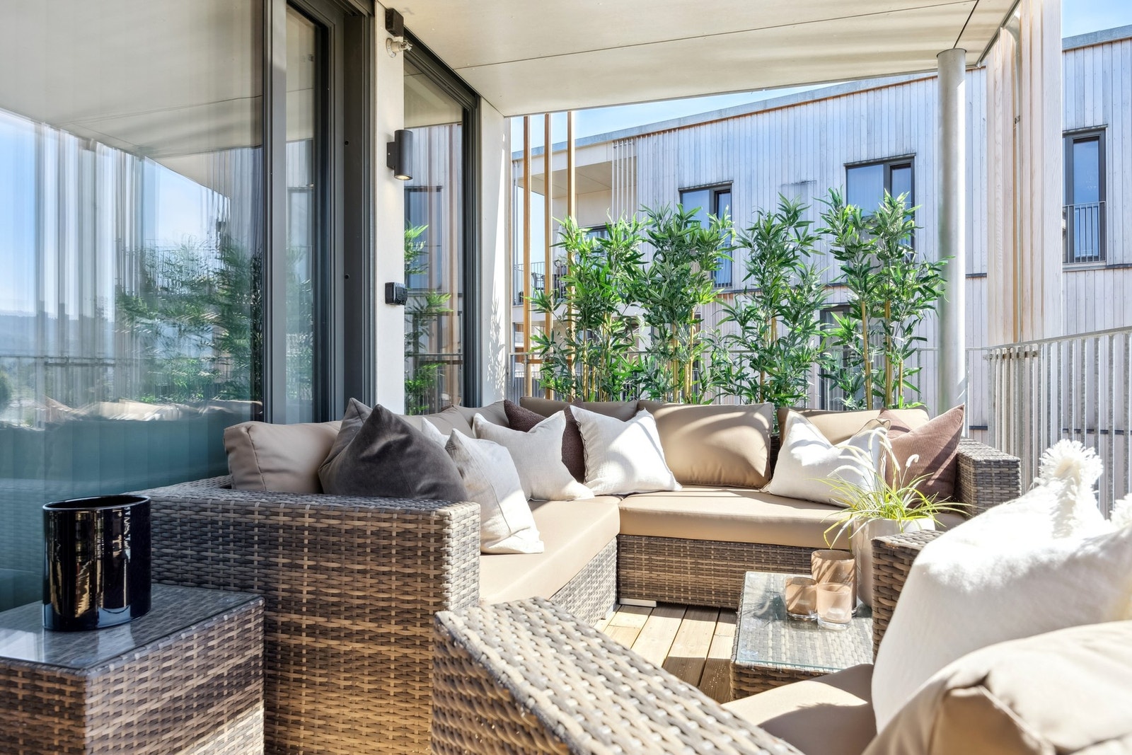 Balkongen fungerer som en naturlig forlengelse av stuen, og tilbyr et privat og fredelig uteområde hvor du kan slappe av og nyte utsikten sammen med familie og venner. Galleribilde