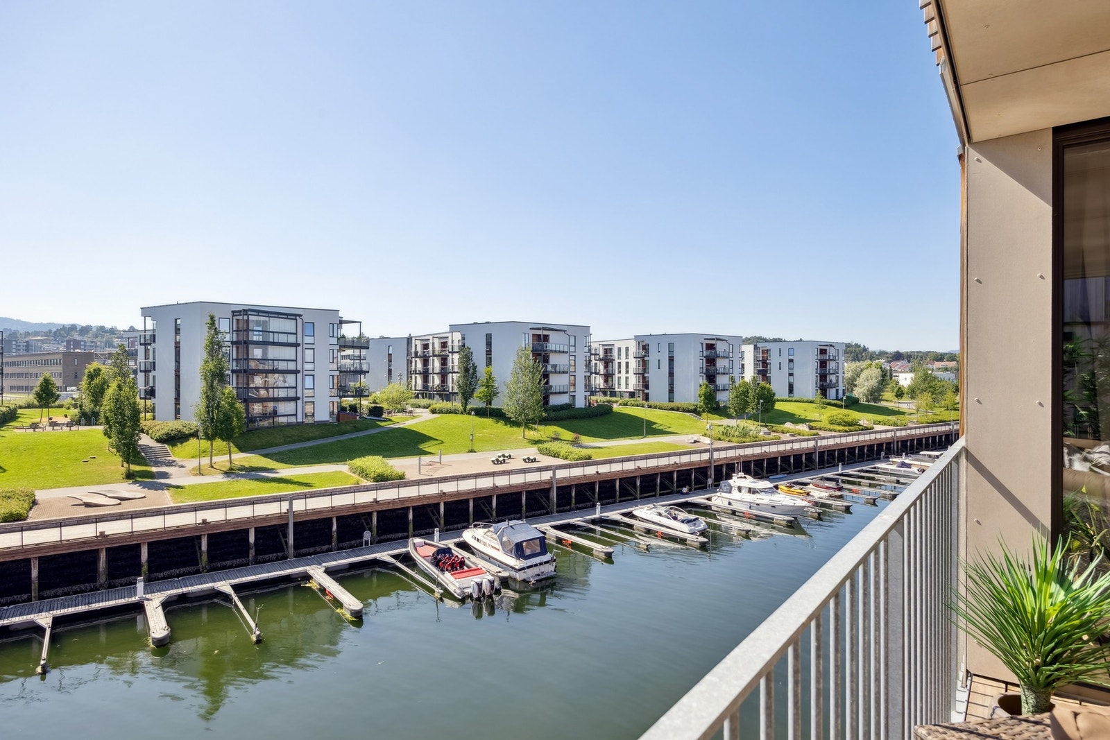 Leiligheten har en attraktiv hjørnebeliggenhet som sikrer rikelig med naturlig lys og privatliv. Galleribilde