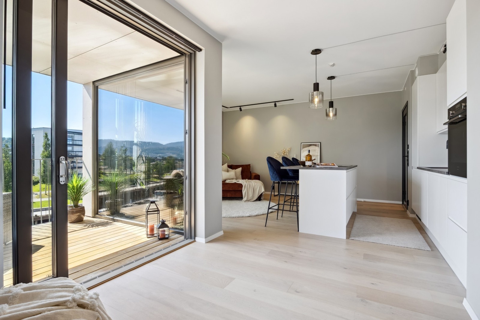 Her får du en sjelden kombinasjon av beliggenhet, kvalitet og komfort, med en solrik terrasse, gjennomgående god standard, og direkte tilgang til bryggen som omkranser bygget. Galleribilde