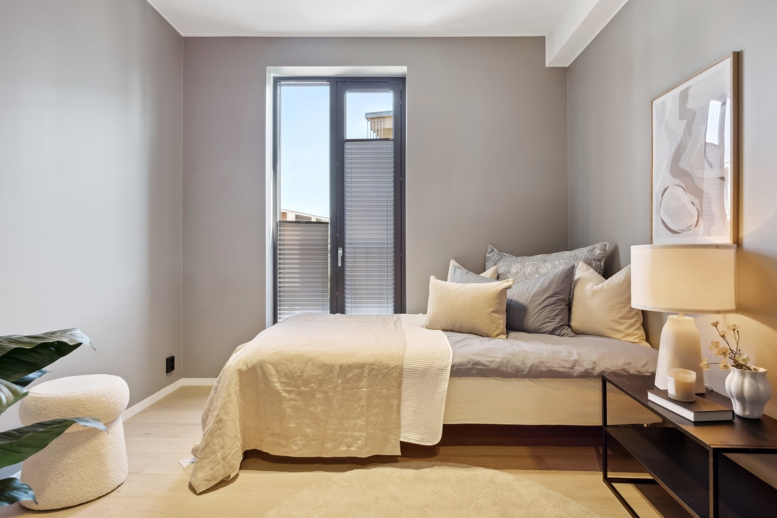 Soverom 2 på 8 m² har også god plass og egner seg perfekt som barnerom, gjesterom eller hjemmekontor. Galleribilde