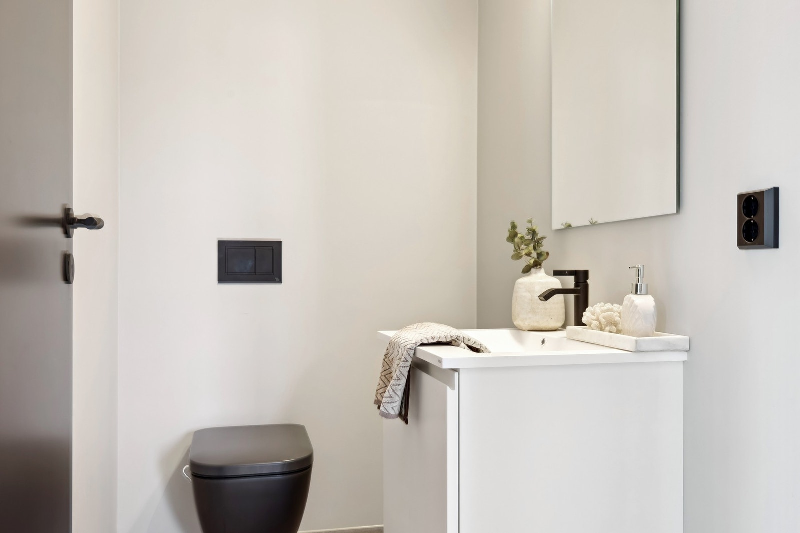 I tillegg har boligen et eget separat toalettrom, også med vegghengt servant og toalett - en praktisk løsning som gjør hverdagen enklere. Galleribilde