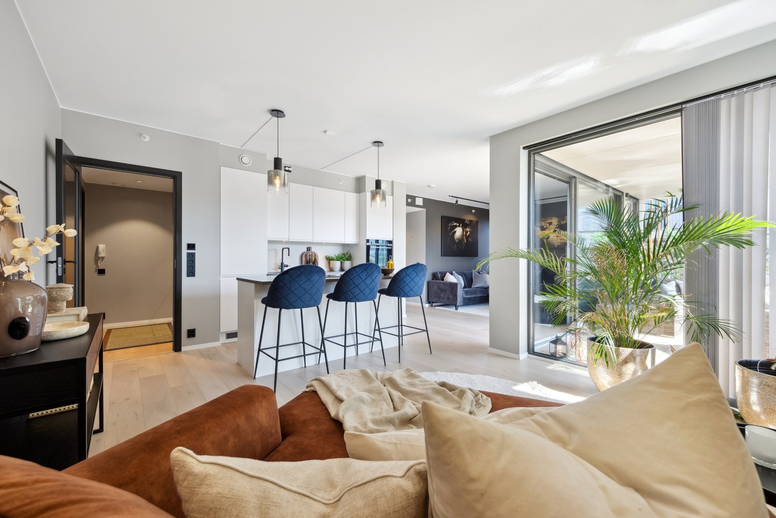 Boligen er gjennomgående oppgradert med stilrene materialvalg som 1-stavs eikeparkett, vannbåren gulvvarme og store vindusflater som gir rikelig med naturlig lys. Galleribilde