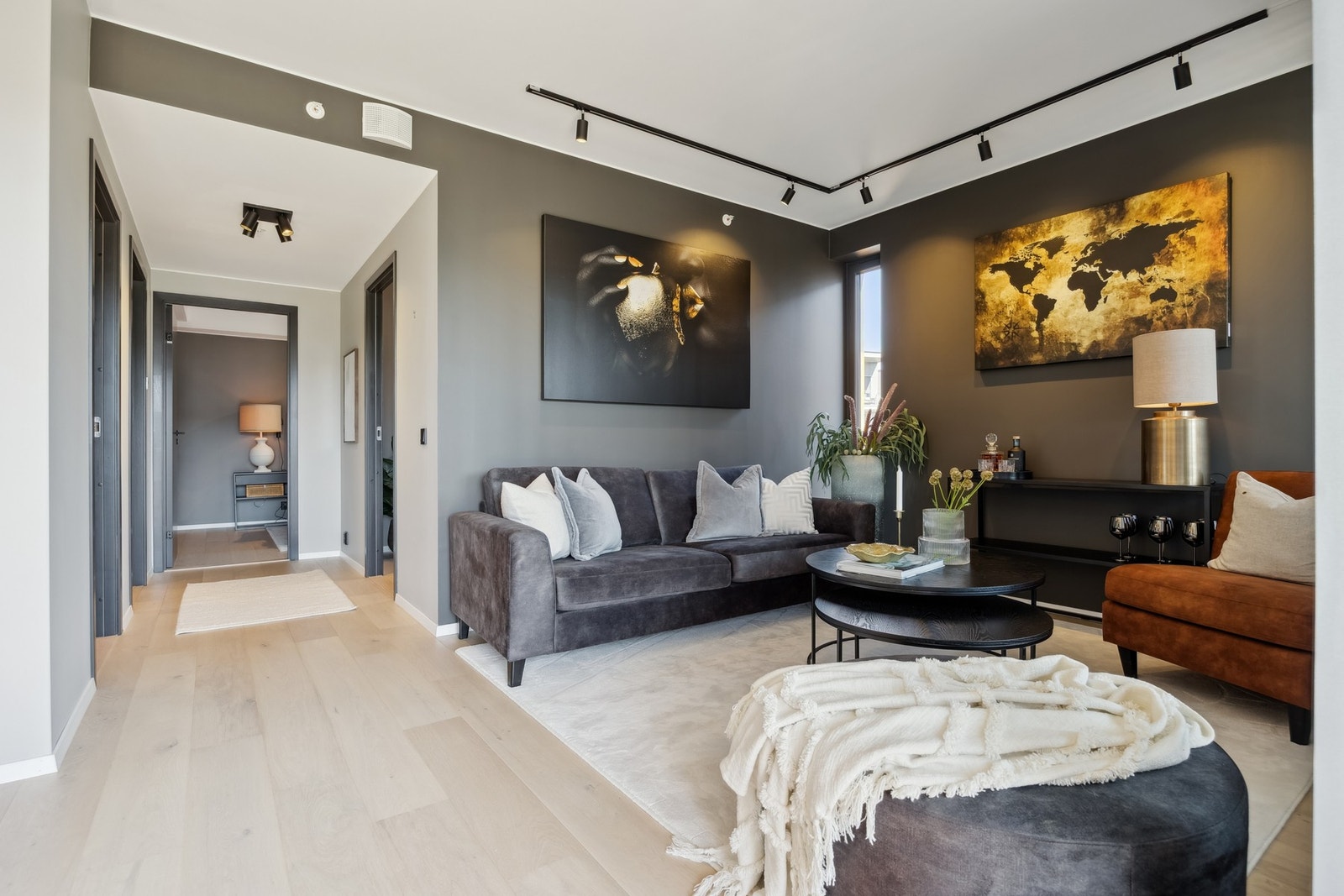 Leiligheten byr på en lys og åpen kjøkken- og stueløsning, to romslige soverom, moderne bad, separat toalett, praktisk bod, samt en stor og solrik balkong. Galleribilde