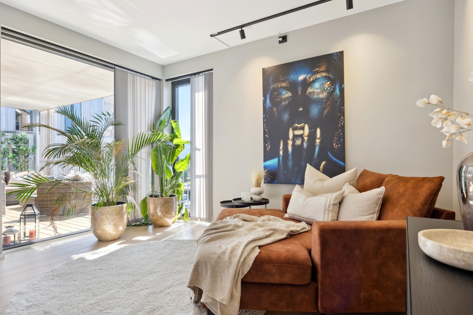 Ved kjøkkenet finner du en sjeselong som inviterer til avslappende og hyggelige stunder, perfekt for å nyte en kaffepause eller en god bok i et lyst og trivelig hjørne av hjemmet. Galleribilde