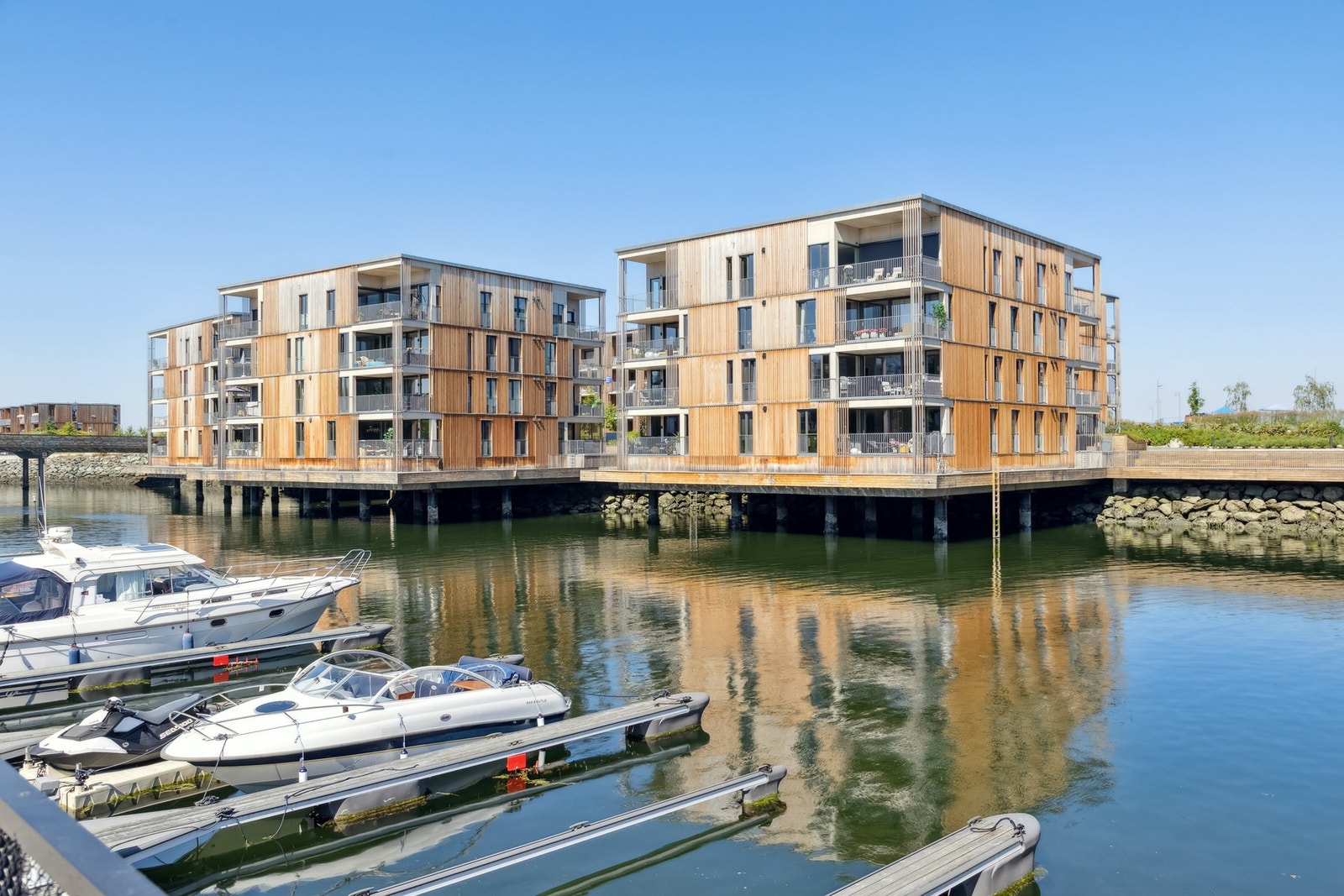 Delikat bryggeleilighet i 3. etasje på Grilstad Marina. Solrik med kanal utsikt, god standard og egen p-plass med el-billader i oppvarmet kjeller. Galleribilde