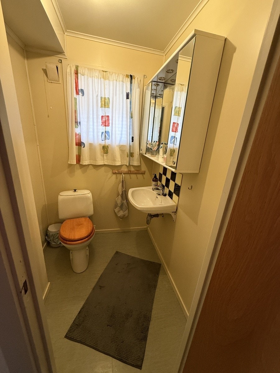 Ekstra WC rom m/vask Galleribilde