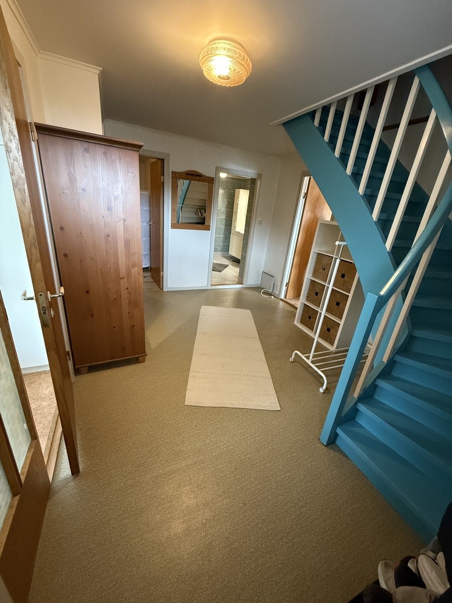 Romslig entré Galleribilde