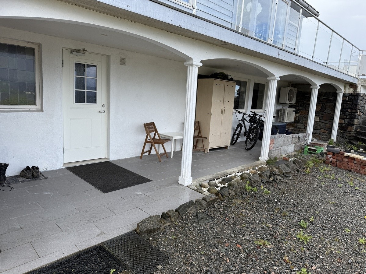 Svalgang og usjenert inngangsparti Galleribilde