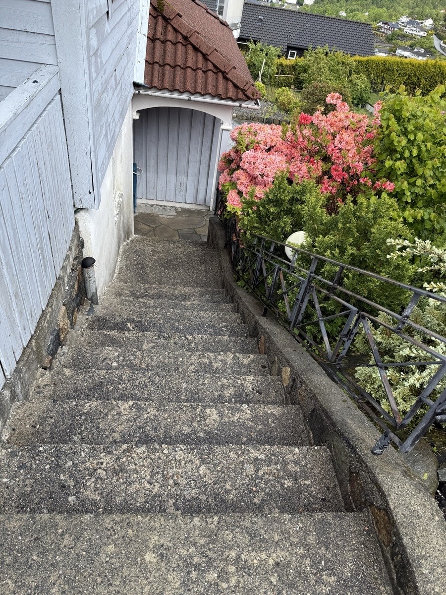 Trapp fra parkering, også trappefri adkomst Galleribilde