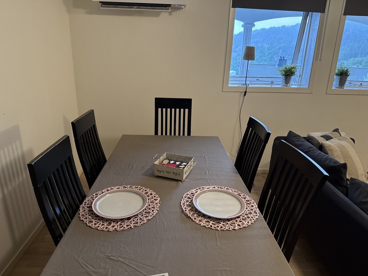 Spisebord (m/3 ileggesplater best. du størrelsen) Galleribilde