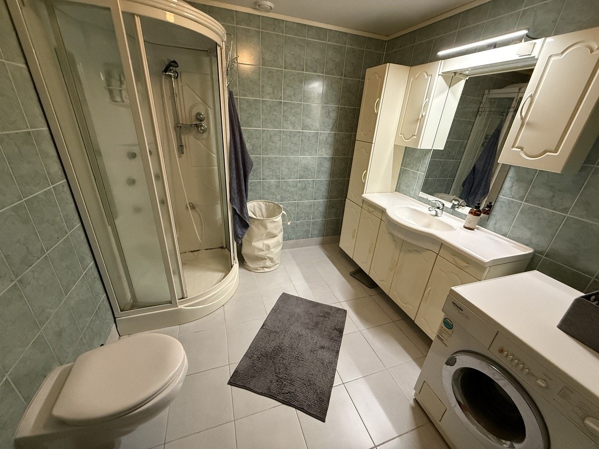 Bad m/vaskemaskin, dusjkabinett, varmekabler Galleribilde