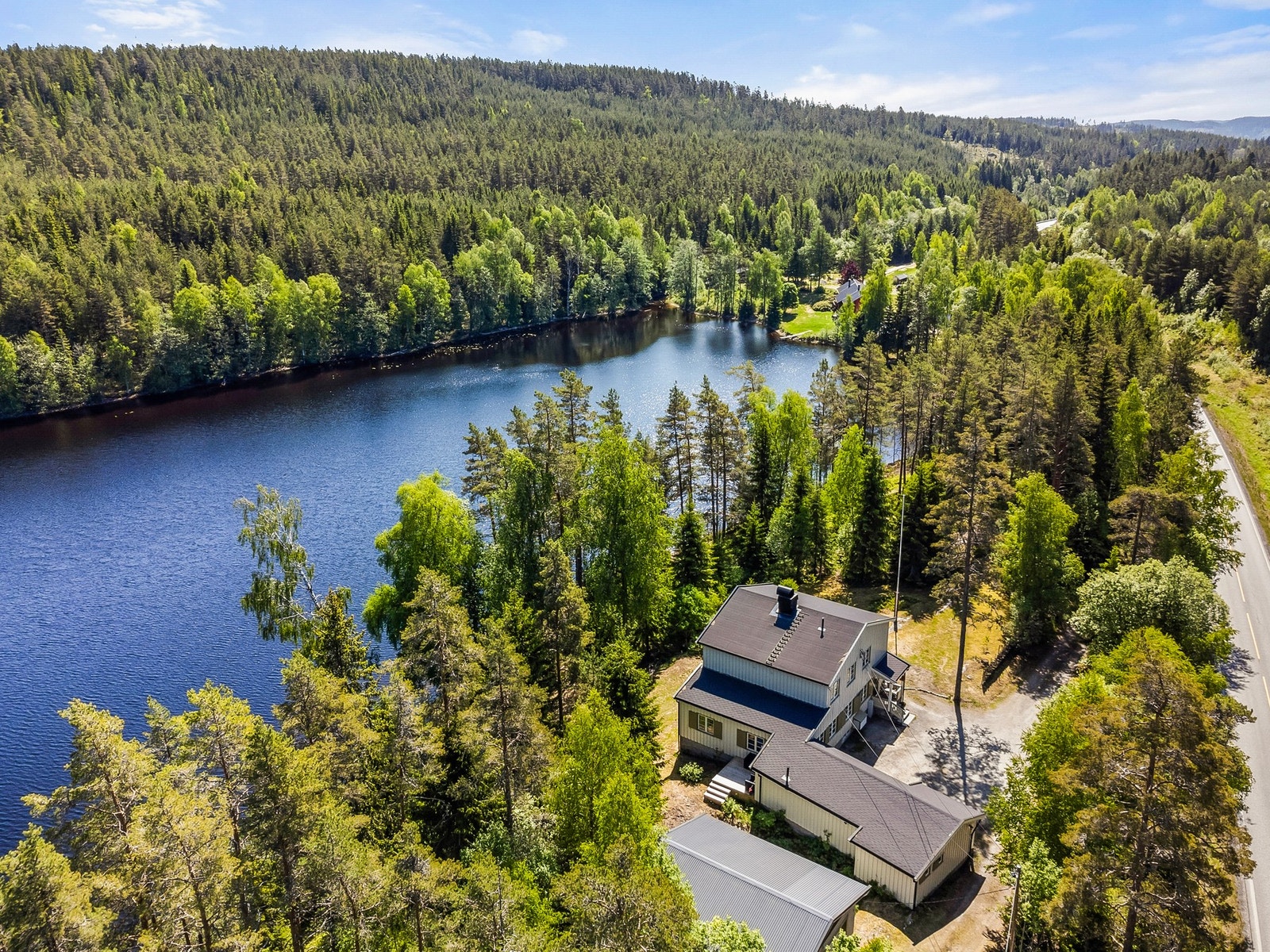 Flotte turområder rett utenfor ytterdøren med blant annet blåbær-, bringebær- og soppterreng i skogen. Enkel tilgang til sjøen med kajakkmuligheter og gode fiskesjanser. Perfekt for den aktive familien! Galleribilde