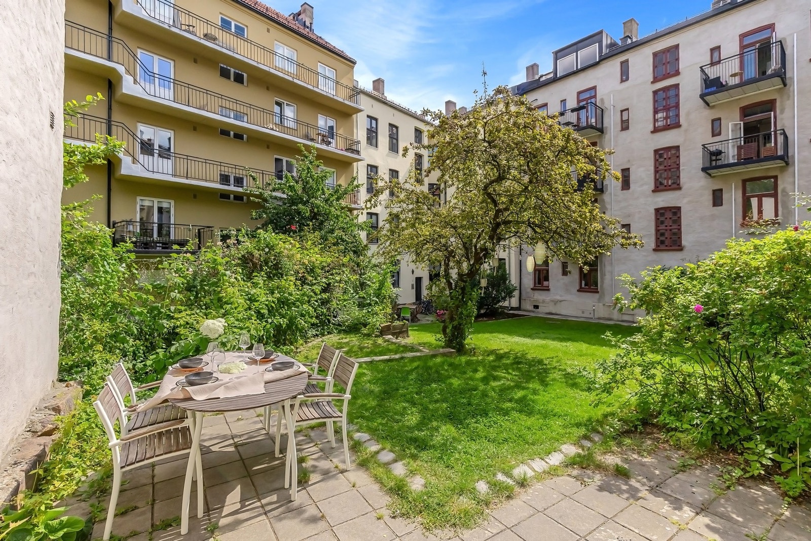 Vakker, skjermet bakgård med sol fra 11:00 - 17:00 på sommerstid. Galleribilde