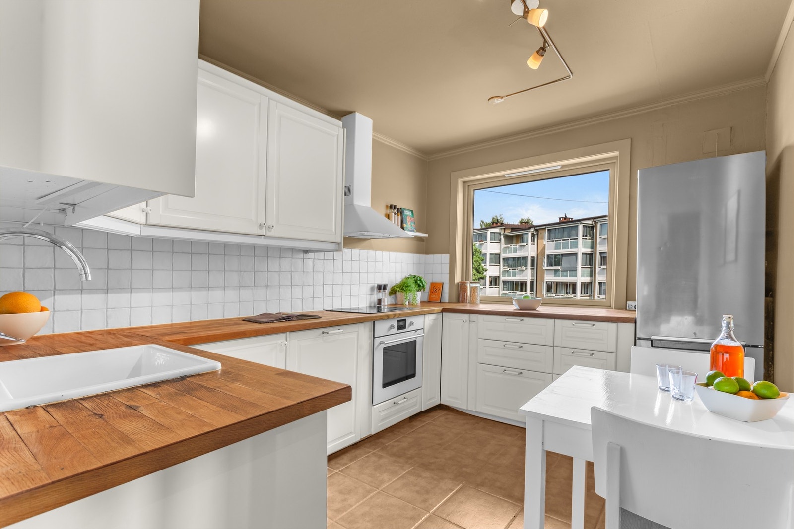 Kjøkkenet ligger i eget rom, og har Ikea-innredning fra 2013 Galleribilde