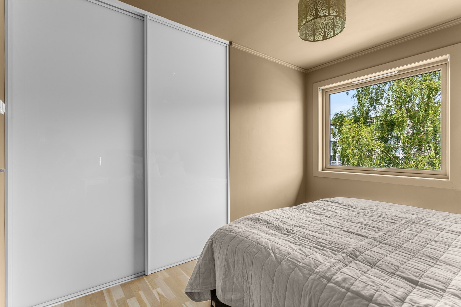 Hovedsoverommet har god plass til dobbeltseng, samt godt med oppbevaring i skyvedørsgarderobe Galleribilde