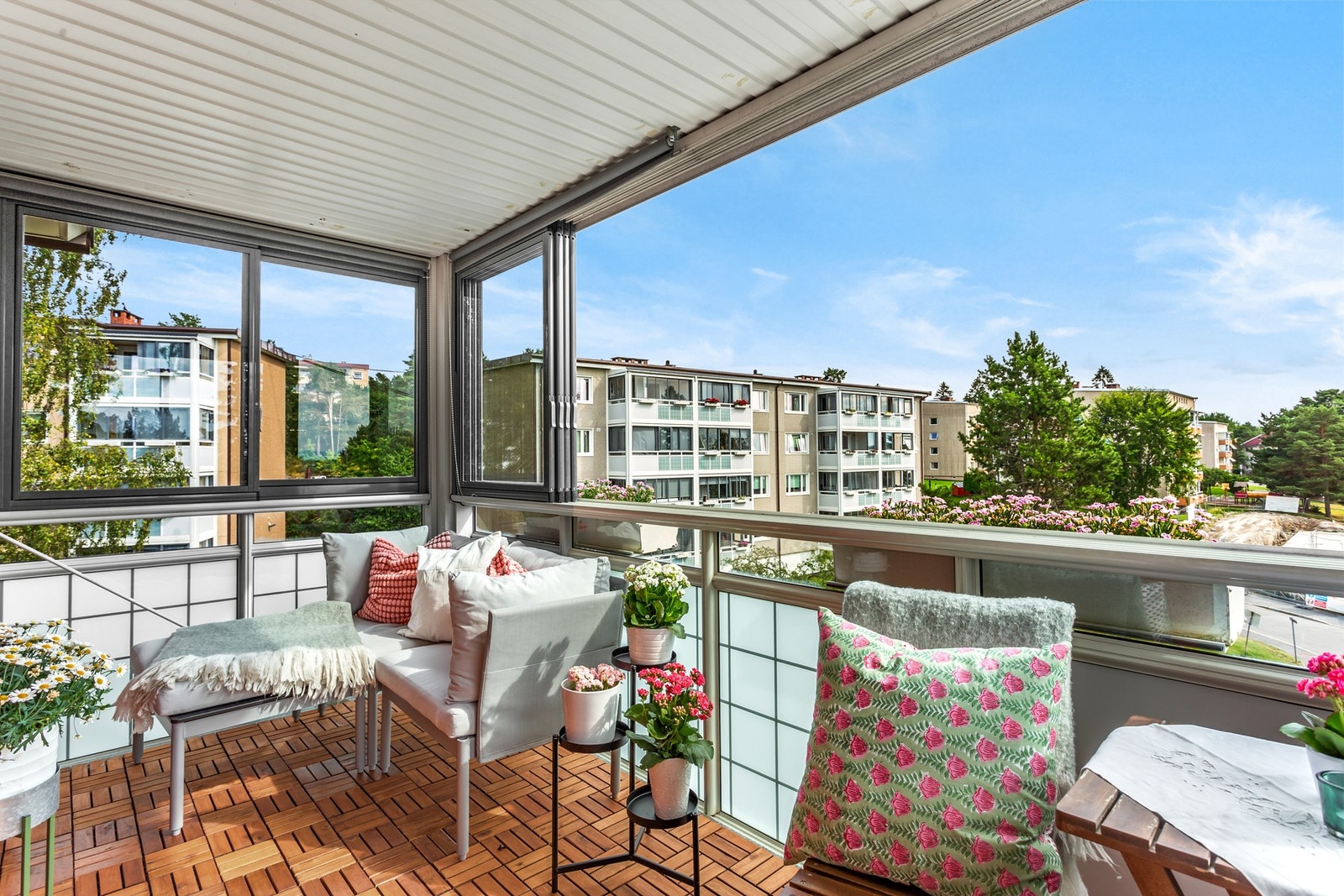 En pen og velholdt hjørneleilighet med gode vindusflater og lyse rom Galleribilde