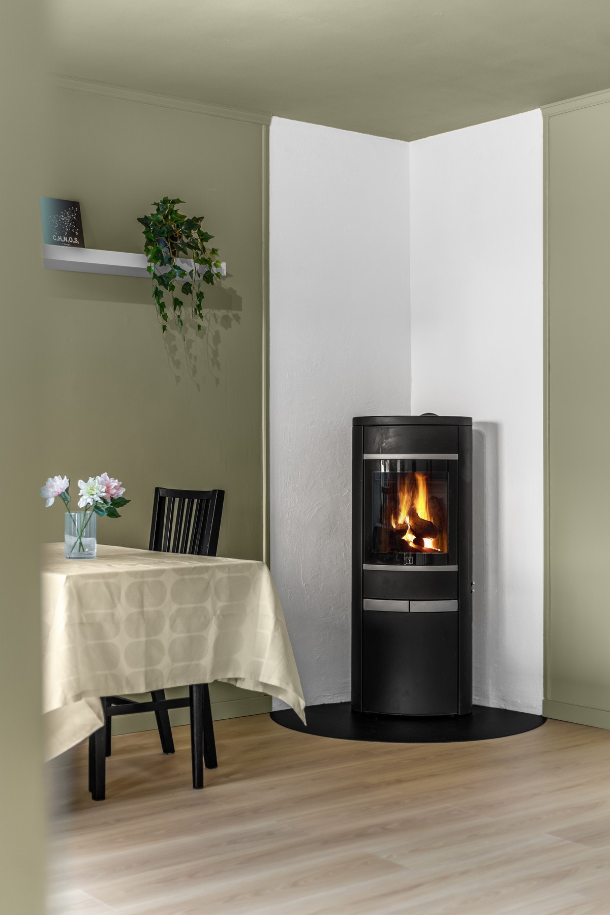 Det er montert ny peisovn i 2018, som gir ekstra hygge i den kalde årstiden Galleribilde