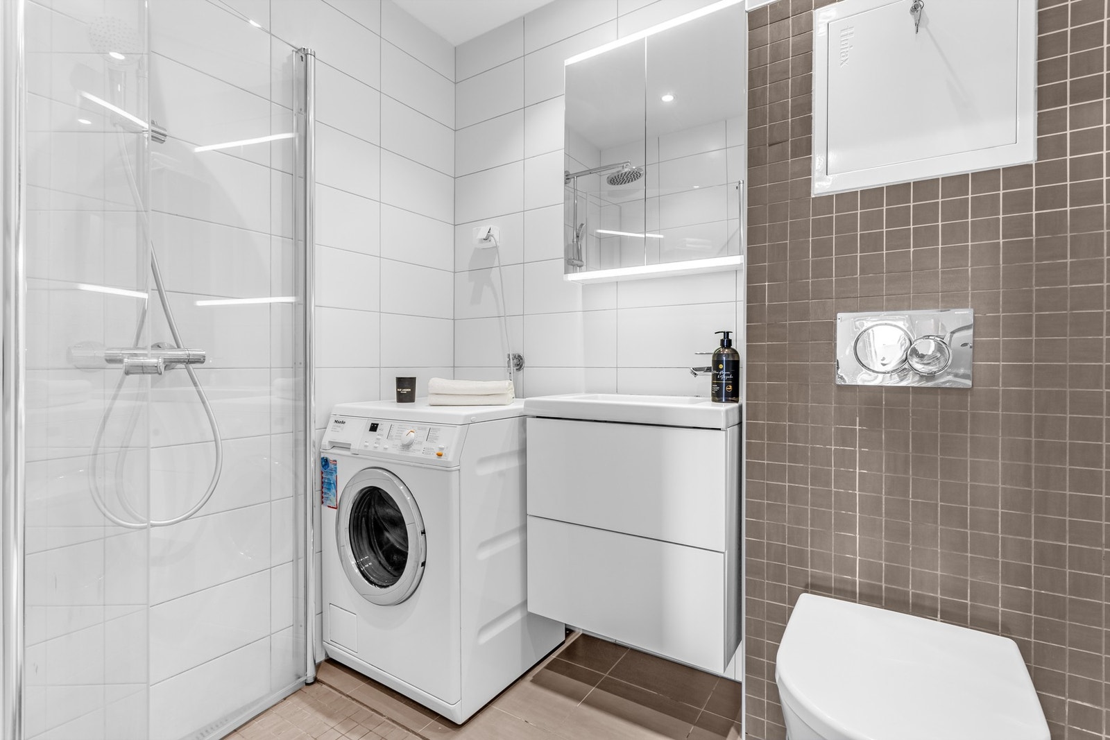 Pent, flislagt baderom fra 2015 Galleribilde