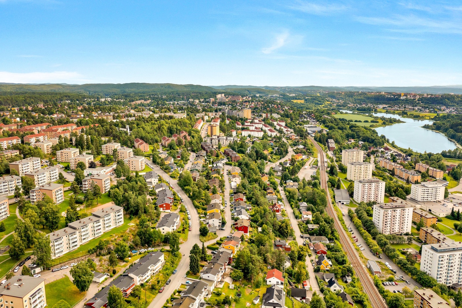 Kombinasjonen av god infrastruktur i nærområdet, og nærhet til tur- og rekreasjonsområder gjør dette området til et spesielt godt bomiljø for folk i alle aldre Galleribilde