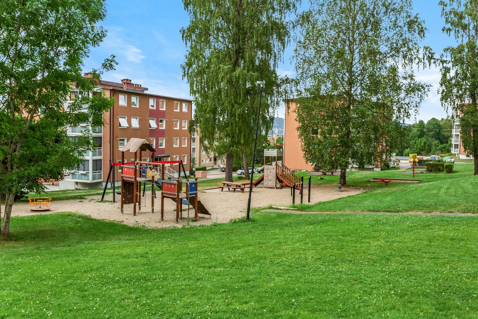 Borettslaget har flotte fellesarealer, opparbeidet med grøntarealer og lekeapparater Galleribilde