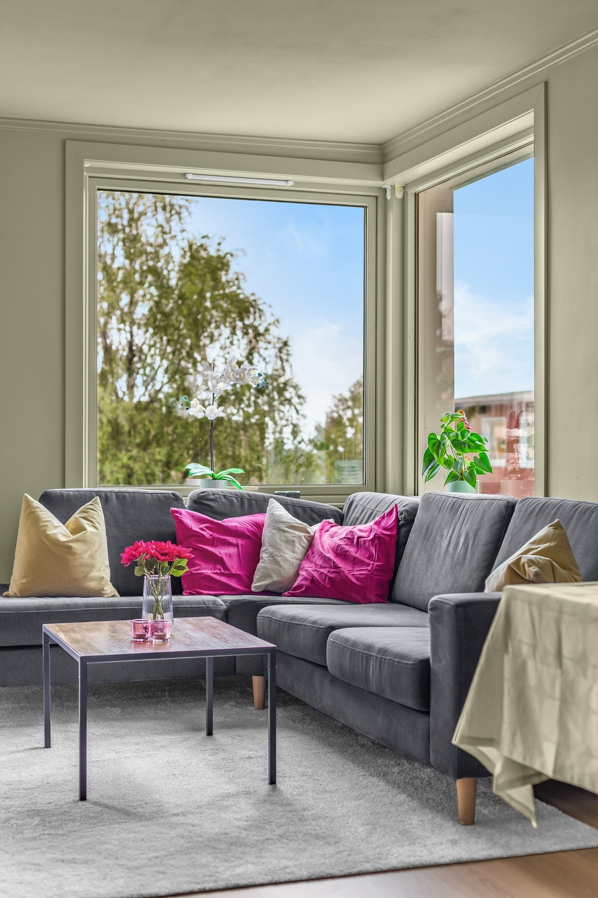 I enden av stuen er det hjørnevinduer mot sydvest som bidrar til fint lysinnslipp Galleribilde