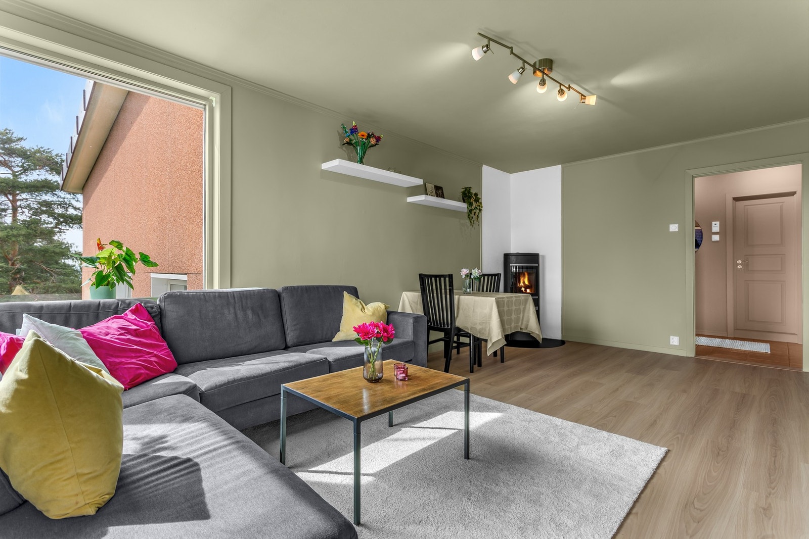 Leiligheten er malt i moderne og tidsriktige farger Galleribilde