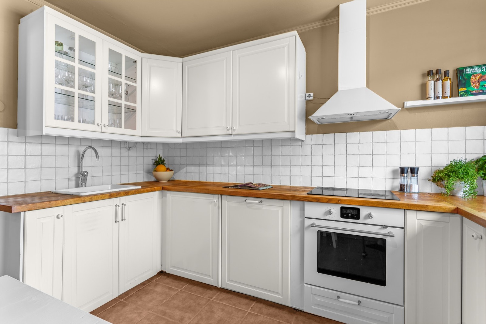 Det er rikelig med både skap- og benkeplass Galleribilde