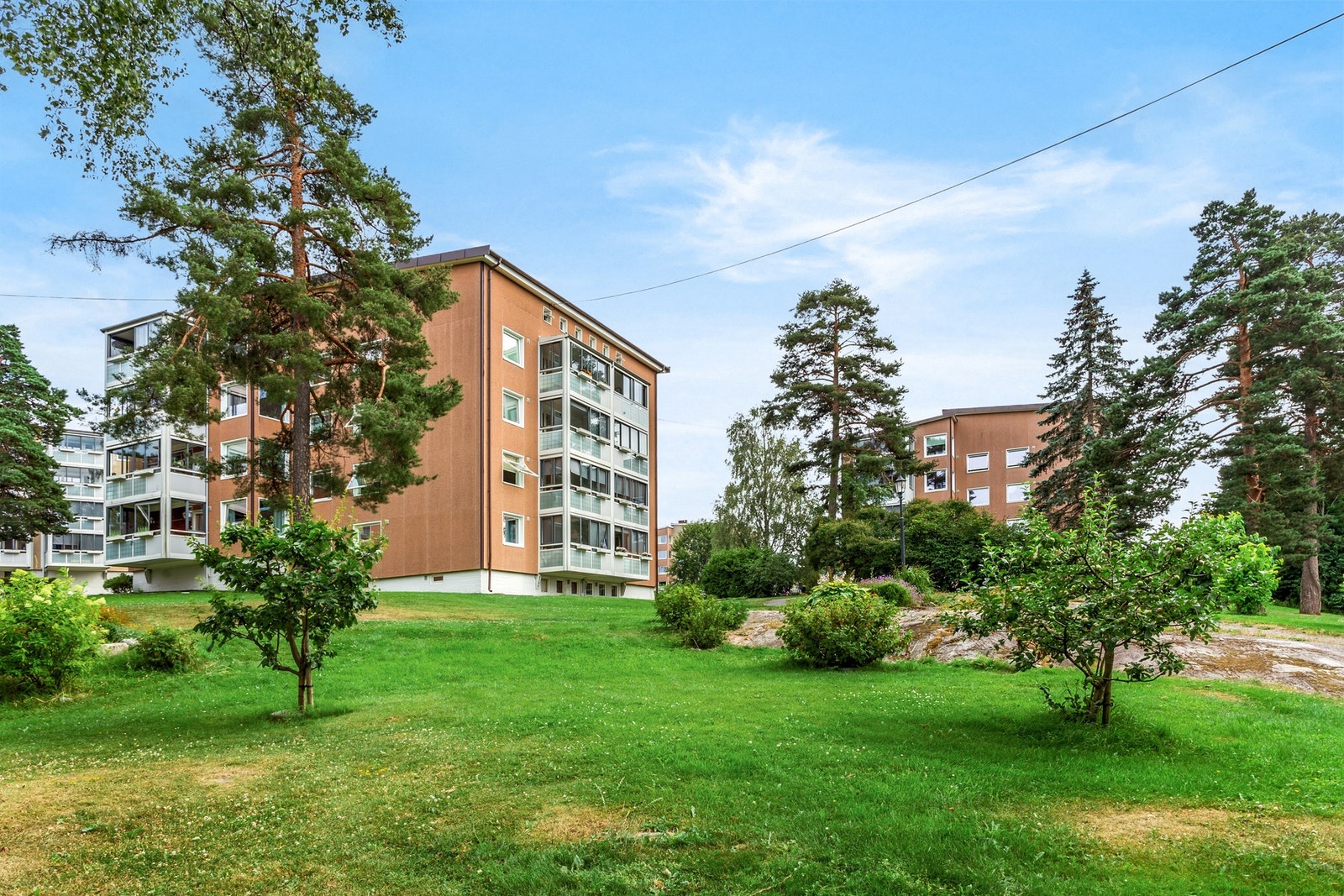 Fellesarealene og tomten er skrånende mot vest og er opparbeidet med trær, beplantning og plener Galleribilde