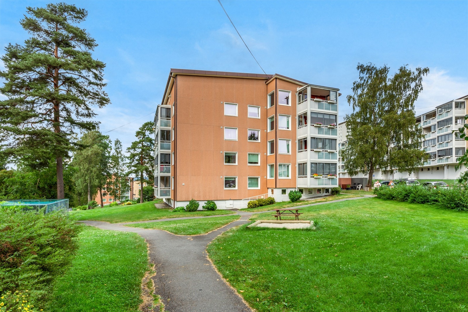 Leiligheten har en meget sentral beliggenhet i et barnevennlig boligområde på Godlia/Oppsal Galleribilde