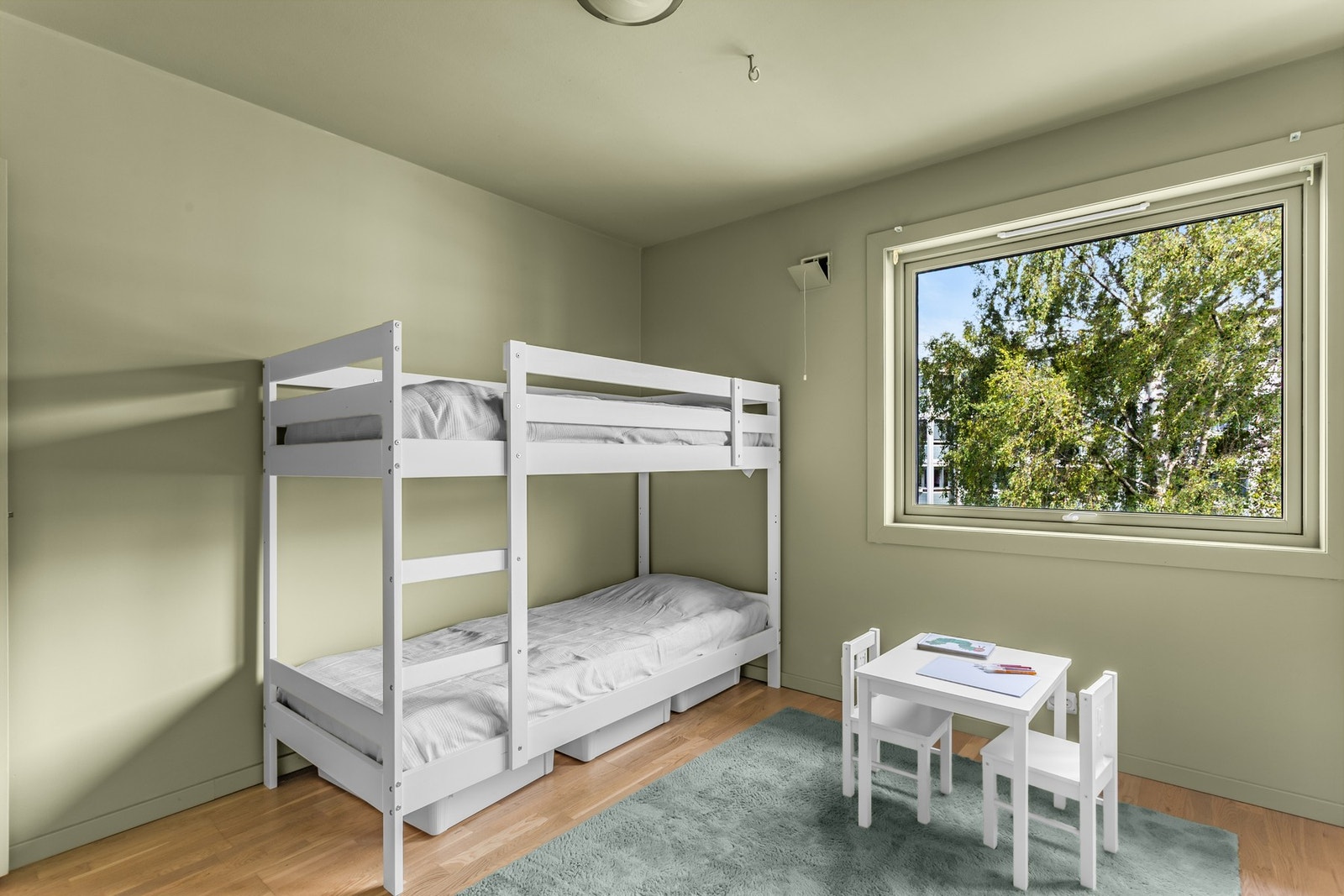 Dette rommet har også god plass til dobbeltseng med tilhørende møblement Galleribilde