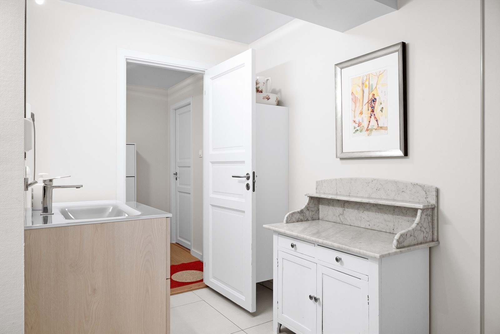 Ifølge eier ble badet pusset opp i 2017 og fremstår tidløst med store 60x60 fliser på gulvet, varmekabler, og ellers strie på vegger og malt tak. Galleribilde