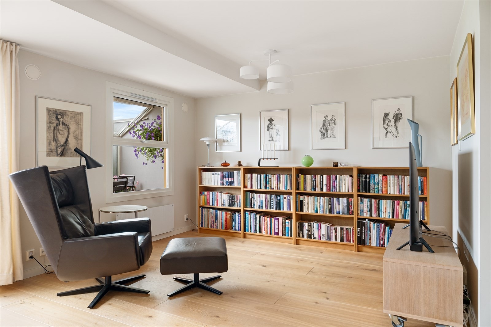 Stue - denne delen kan omgjøres til et soverom nr 3 for de som ønsker et ekstra soverom eller kontor Galleribilde