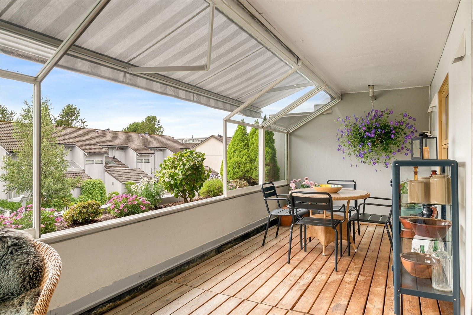 Fra stuen er det utgang til den ene terrassen. Her er det meget gode solforhold fra ca. 13 til den går ned Galleribilde