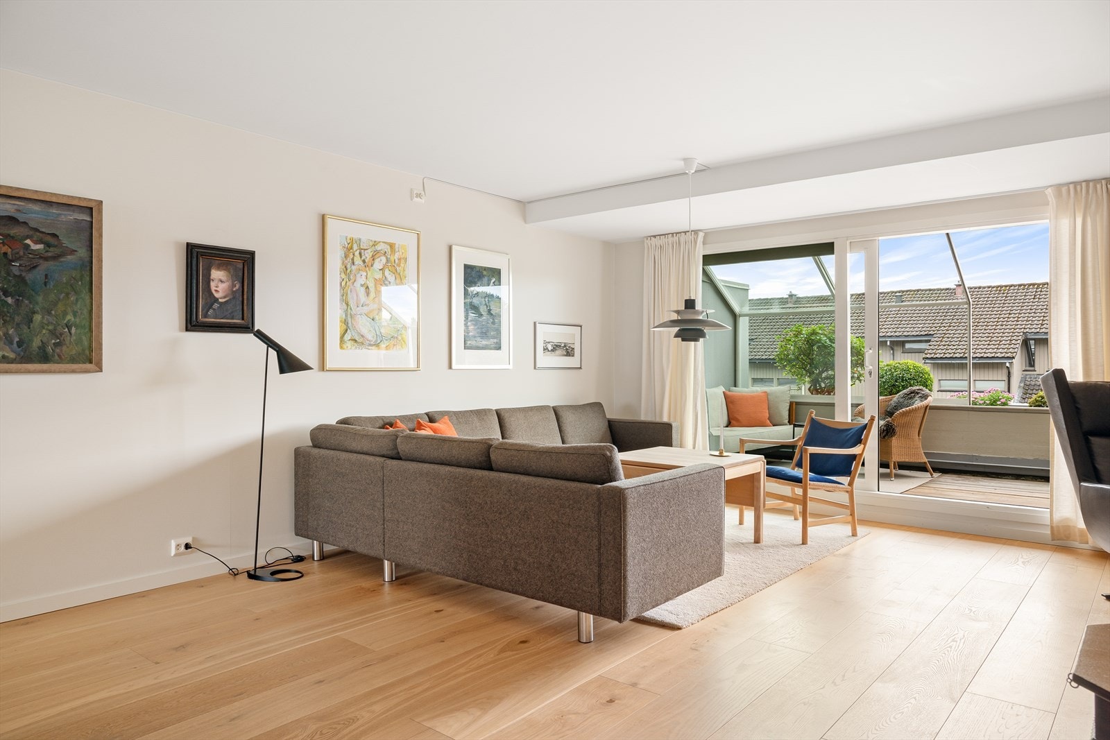 Det er gjennomgående enstavs eikeparkett og slette vegger. Direkte utgang til terrasse Galleribilde