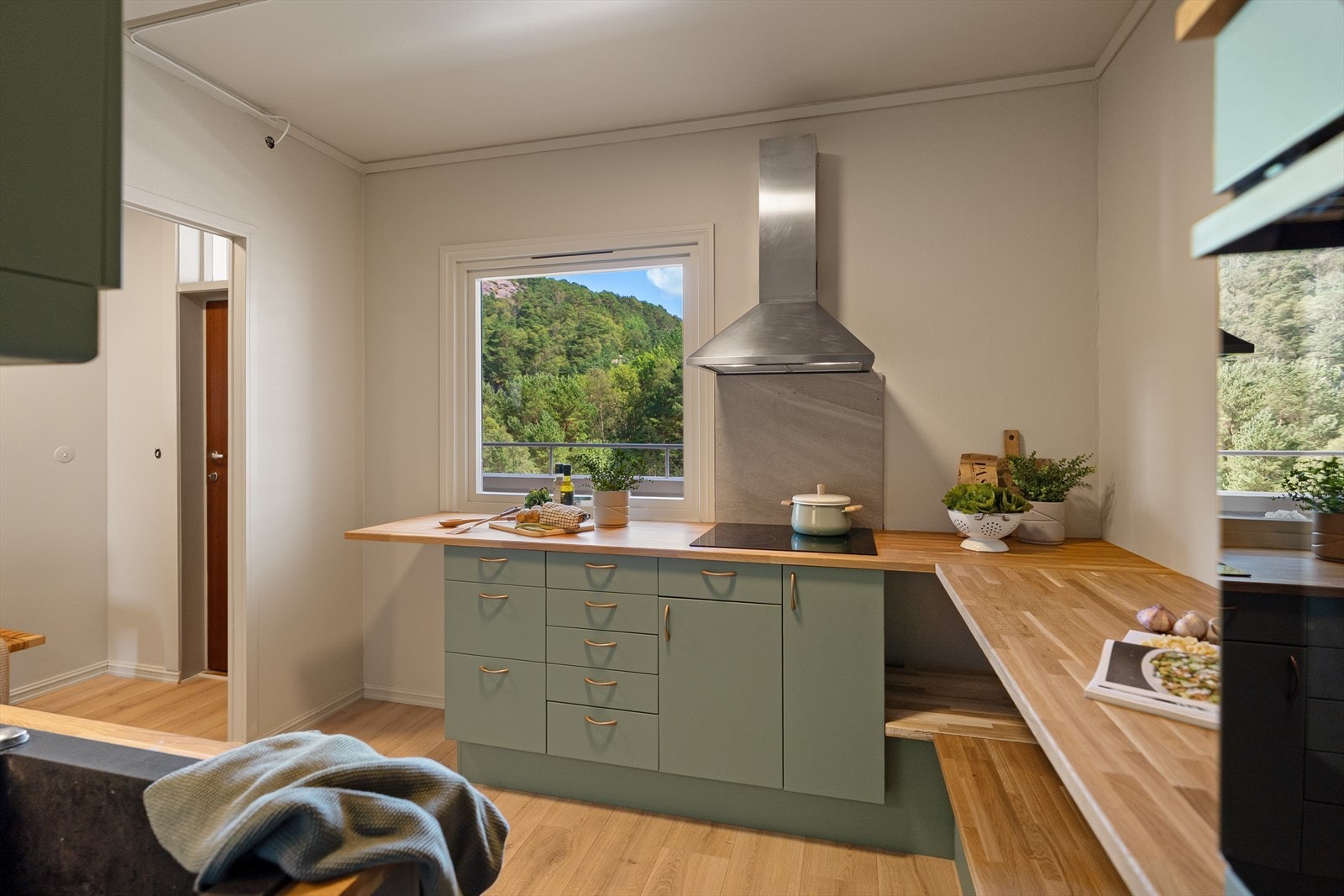 Kjøkkeninnredning med slette fronter, overskap og heltre benkeplate Galleribilde