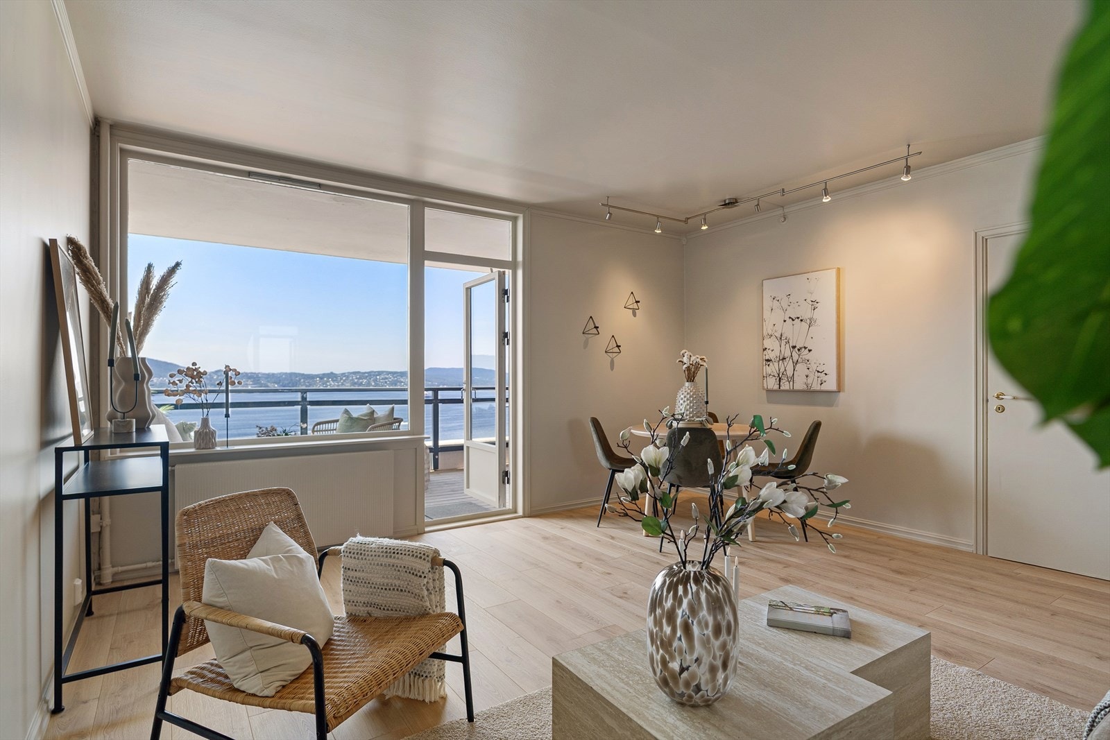 Videre er det utgang til en balkong med en herlig utsikt Galleribilde