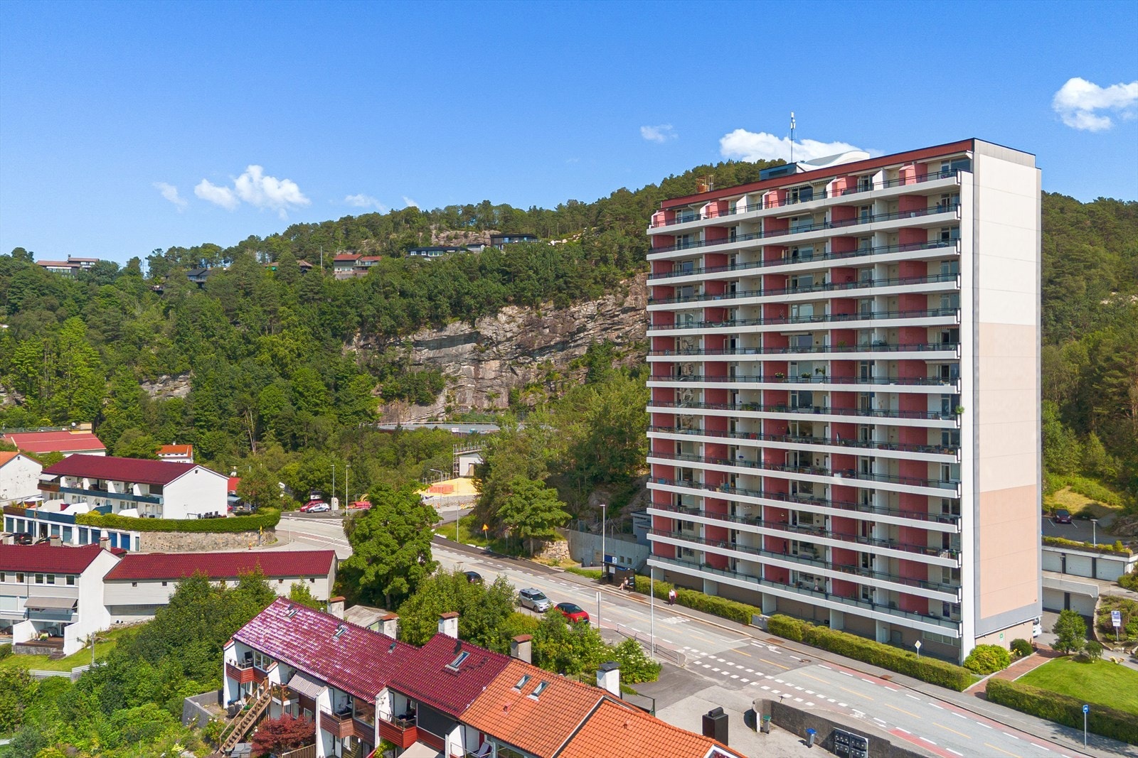 Kort vei til turområder, utdanningsinstitusjoner og Bergen sentrum med bil eller buss Galleribilde