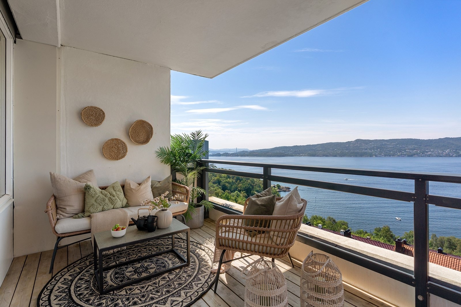 Stor ballkong med god plass til utemøbler Galleribilde