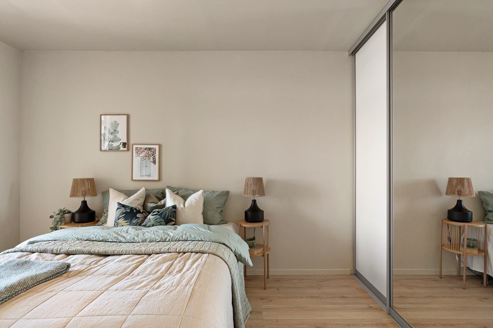 Stort og pent soverom i leiligheten (12,8m²) Galleribilde