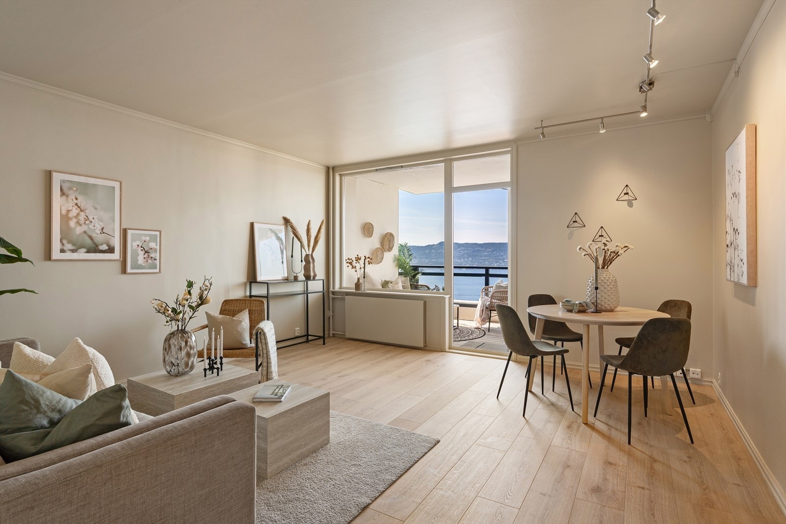 Her er det også plass til en spisestuedel Galleribilde