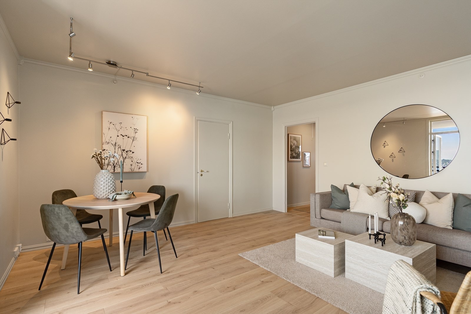 En innbydende stue med gode lysforhold Galleribilde