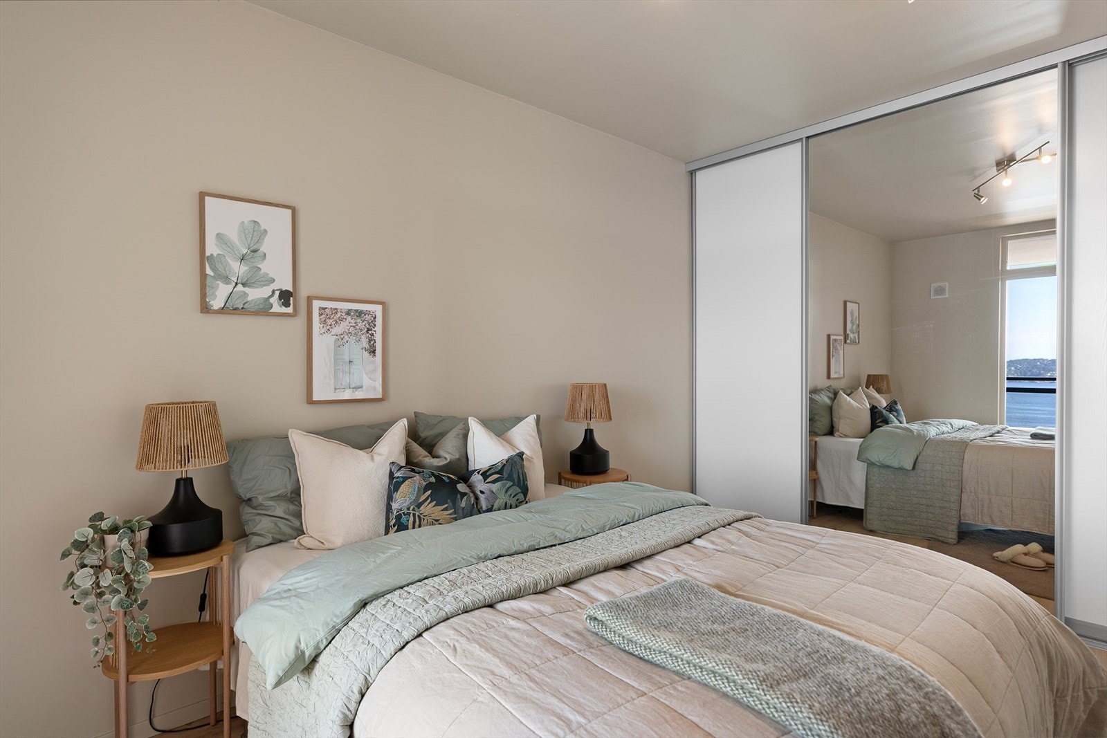 Soverommet har ett nytt garderobeskap med speil montert i 2025 Galleribilde